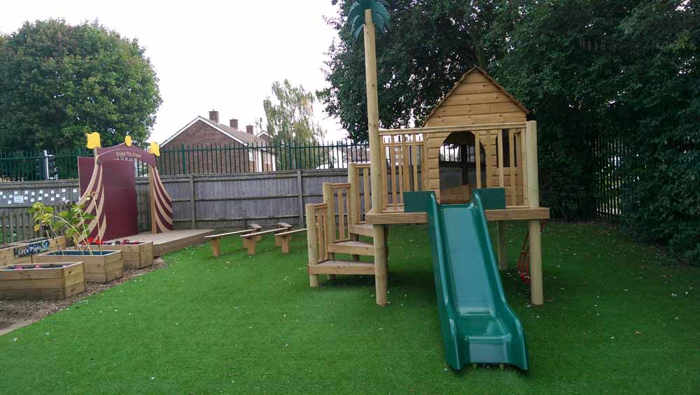 Treehouse With Slide - Setter Play